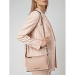 Listonoszka Calvin Klein matowa ze skóry ekologicznej na ramię