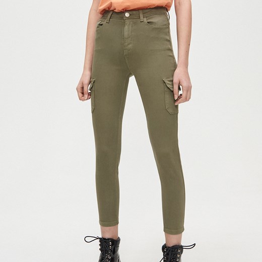 Cropp - Spodnie high waist z kieszeniami cargo - Khaki Cropp 40 okazja Cropp