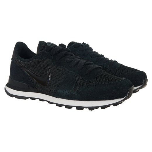 Buty sportowe damskie czarne Nike płaskie sznurowane bez wzorów1