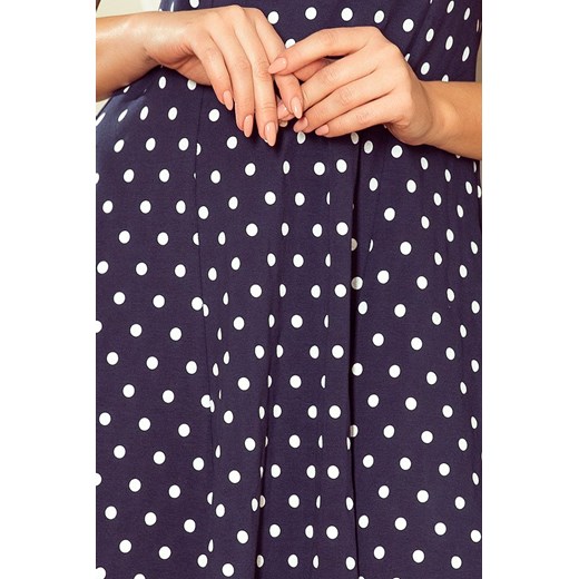 Stella sukienka z dekoltem w karo - granatowa w grochy - 241-1 granatowy Numoco XL TAGLESS