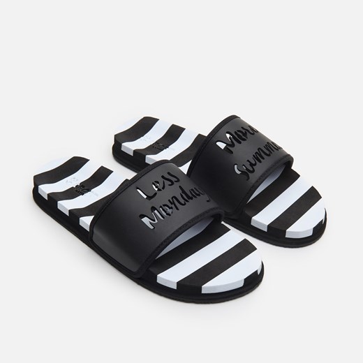 Cropp - Klapki z wyciętym napisem - Czarny Cropp 38