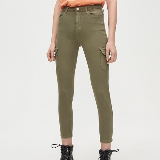 Cropp - Spodnie high waist z kieszeniami cargo - Khaki Cropp 36 Cropp