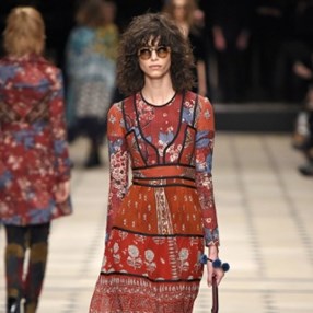 Lata 70.: jak wyglądać modnie?