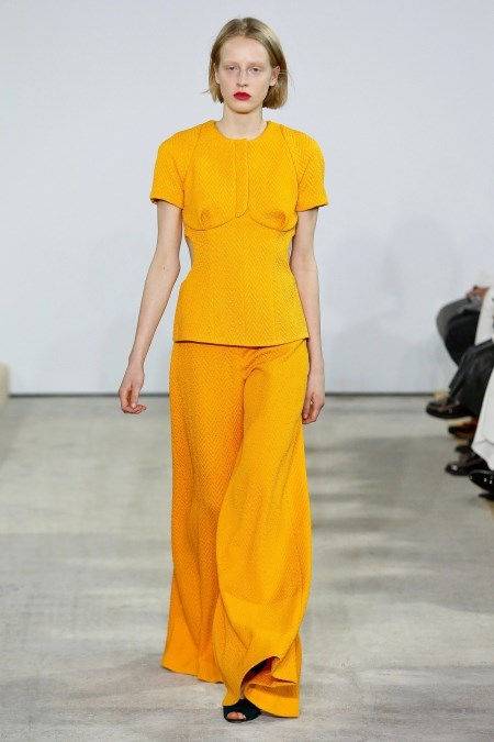 Miodowy total look z jesienno-zimowej kolekcji Emilia WIckstead.