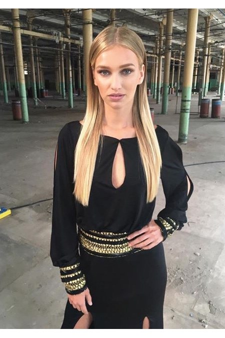 Adrianna Daniel, uczestniczka Top Model w czarnej wieczorowej sukni.