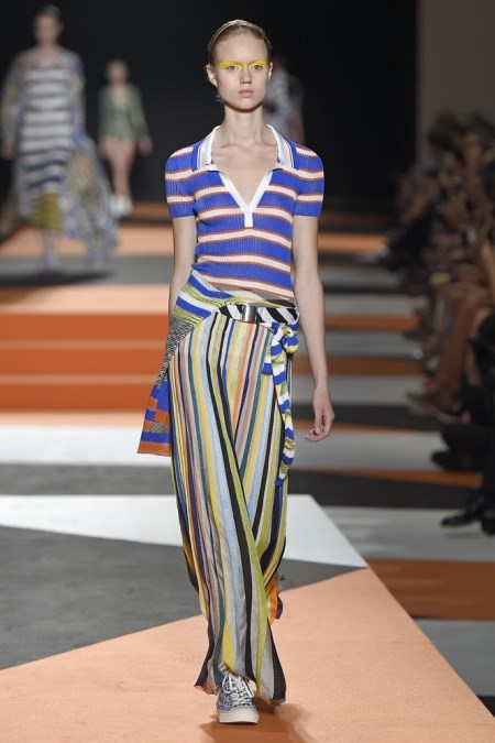 Modelka w spódnicy zestawie w paski z wiosenno-letniej kolekcji Missoni.
