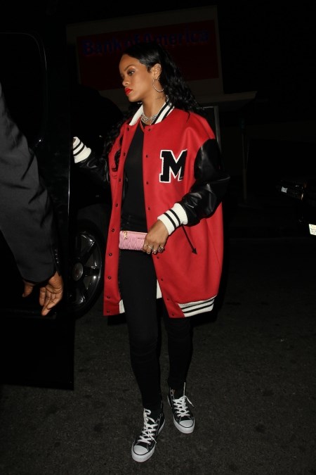 Rihanna w kurtce bejsbolówce typu oversize, czarnych getrach i trampkach za kostkę.