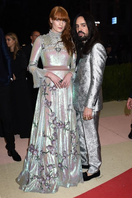 Florence Welch i Alessandro Michele na czerwonym dywanie Met Gala 2916 w błyszczących stylizacjach.