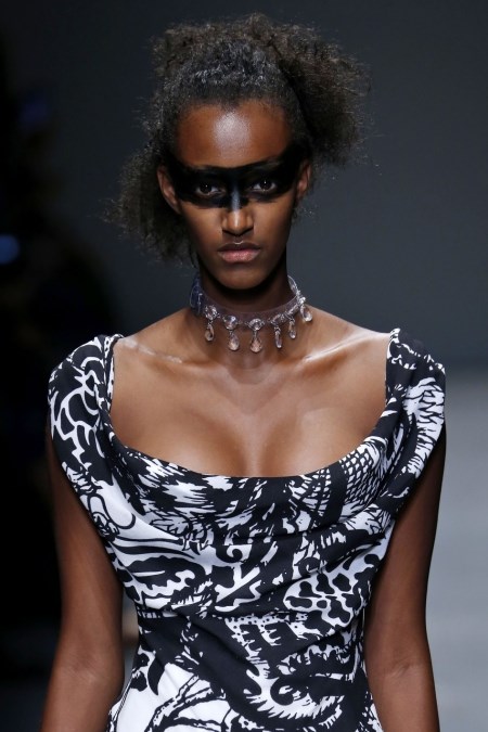 Naszyjnik typu choker z wiosenno-letniej kolekcji Vivienne Westwood.