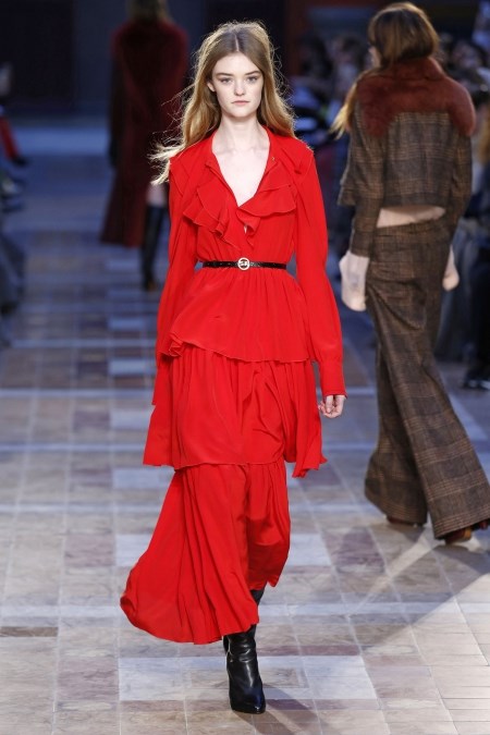 Modelka w czerwonej sukience maxi z jesienno-zimowej kolekcji Sonia Rykiel.