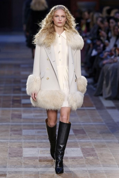 Modelka w płaszczu z futerkiem z jesienno-zimowej koleksji Sonia Rykiel.