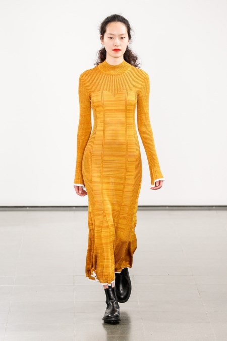 Modelka w miodowej sukience z jesienno-zimowej kolekcji Pringle Of Scotland.