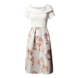 Sukienka Apart Fashion z krótkimi rękawami w kwiaty  - zdjęcie produktu