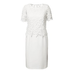 Sukienka biała Apart Fashion z krótkim rękawem na sylwestra ołówkowa z wiskozy  - zdjęcie produktu