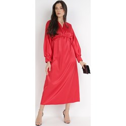 Sukienka czerwona Born2be midi z dekoltem w literę v na wiosnę  - zdjęcie produktu