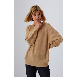 Brązowy sweter damski Moodo.pl z okrągłym dekoltem casualowy  - zdjęcie produktu