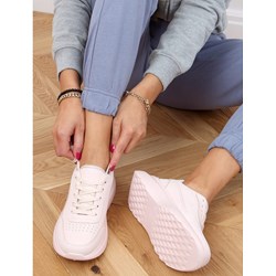 Buty sportowe damskie różowe sznurowane ze skóry ekologicznej  - zdjęcie produktu