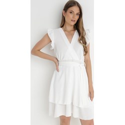 Sukienka biała Born2be bez rękawów casual mini kopertowa z dekoltem w literę v na wesele  - zdjęcie produktu