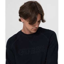 Bluza męska Guess czarna jesienna dzianinowa w nadruki  - zdjęcie produktu