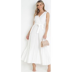 Biała sukienka Born2be z dekoltem w literę v bez rękawów rozkloszowana maxi z paskiem  - zdjęcie produktu