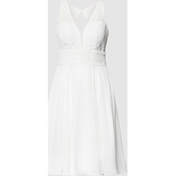 Sukienka Luxuar Fashion elegancka mini biała z dekoltem w literę v  - zdjęcie produktu