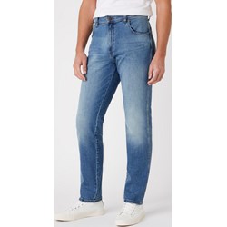 Niebieskie jeansy męskie Wrangler jesienne  - zdjęcie produktu