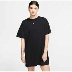 Sukienka Nike czarna sportowa prosta z okrągłym dekoltem  - zdjęcie produktu