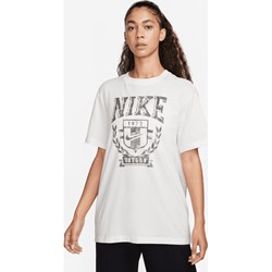 Bluzka damska Nike z napisami biała z krótkim rękawem z bawełny  - zdjęcie produktu