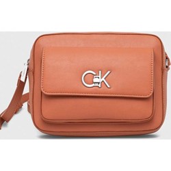 Calvin Klein listonoszka średniej wielkości elegancka na ramię  - zdjęcie produktu