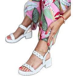 Sandały damskie na lato z nadrukami na słupku z klamrą z niskim obcasem  - zdjęcie produktu