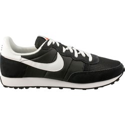 Buty sportowe damskie czarne Nike płaskie na wiosnę sznurowane  - zdjęcie produktu