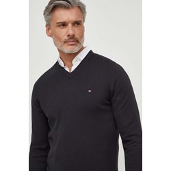 Sweter męski Tommy Hilfiger bawełniany w serek  - zdjęcie produktu