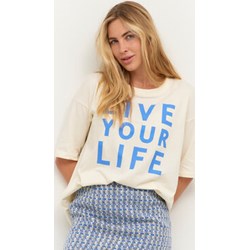 Bluzka damska beżowa Kaffe z napisami z okrągłym dekoltem w stylu młodzieżowym wiosenna  - zdjęcie produktu