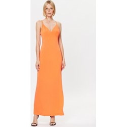 Sukienka Guess pomarańczowy na ramiączkach z dekoltem w serek maxi  - zdjęcie produktu