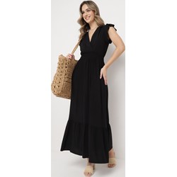Sukienka Born2be z dekoltem v czarna maxi kopertowa bawełniana na ramiączkach  - zdjęcie produktu