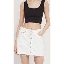 Spódnica Tommy Jeans casualowa biała mini  - zdjęcie produktu