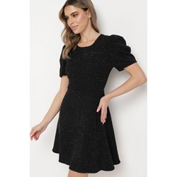 Sukienka Born2be z krótkim rękawem czarna elegancka mini z okrągłym dekoltem  - zdjęcie produktu