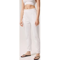 Spodnie damskie białe Diverse dresowe  - zdjęcie produktu