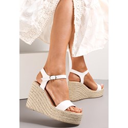 Renee sandały damskie białe z klamrą na platformie  - zdjęcie produktu