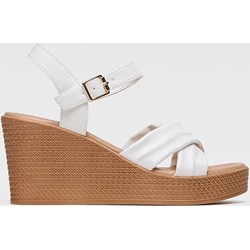 Sandały damskie Clara Barson na wysokim obcasie białe na koturnie casualowe z klamrą  - zdjęcie produktu