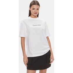 Bluzka damska Calvin Klein z krótkim rękawem z napisami na wiosnę z okrągłym dekoltem  - zdjęcie produktu