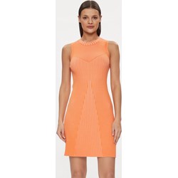 Sukienka Guess dopasowana pomarańczowy z okrągłym dekoltem casual mini  - zdjęcie produktu