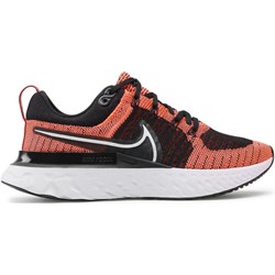 Buty sportowe damskie czerwone Nike płaskie sznurowane z tworzywa sztucznego  - zdjęcie produktu