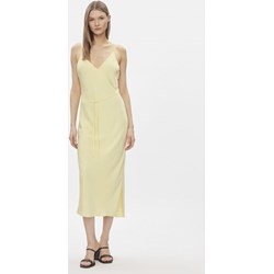 Sukienka Calvin Klein prosta na lato z dekoltem v elegancka midi  - zdjęcie produktu
