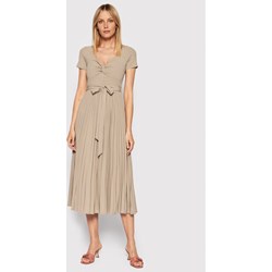 Sukienka Guess z krótkimi rękawami z dekoltem w serek midi  - zdjęcie produktu