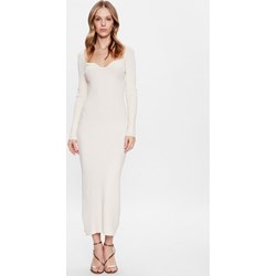 Sukienka Edited biała maxi z długim rękawem dopasowana z dekoltem v  - zdjęcie produktu