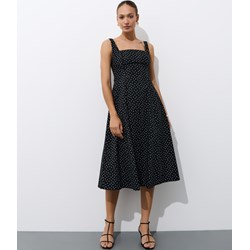 Sukienka czarna Mohito midi w groszki z okrągłym dekoltem  - zdjęcie produktu