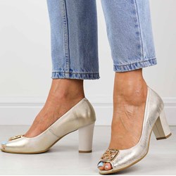 Czółenka Deoni na obcasie z klamrą srebrne na lato skórzane  - zdjęcie produktu