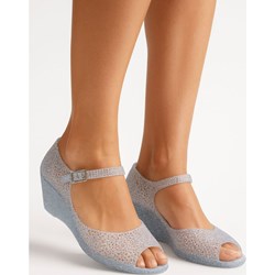Sandały damskie z klamrą eleganckie na koturnie z gumy  - zdjęcie produktu