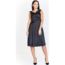 Sukienka Fokus bez rękawów czarna z satyny w serek  - zdjęcie produktu